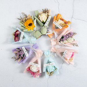 Bouquets <span class=keywords><strong>de</strong></span> fleurs séchées miniatures artisanales variées (fleurs et étoiles) pour la vente en gros transfrontalière – Fleurs artificielles préservées pour présentation - Product Image 1