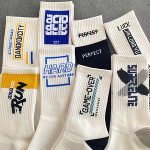 Chaussettes de sport professionnelles de <span class=keywords><strong>haute</strong></span> qualité OEM, épaisses, absorbant la transpiration, avec inscription <span class=keywords><strong>blanche</strong></span>, design personnalisé, chaussettes en coton - Product Image 3