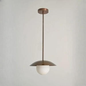 Suspension en laiton faite à la main de style Mid-Century Modern avec globe opale, luminaire de plafond vintage - Product Image 1
