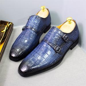 Bottes pour hommes de marque personnalisée. Fond épais. Vêtements de travail Zhongbang. Chaussures pour hommes. Peinture localisée. Bottes en cuir tendance de style britannique - Product Image 1