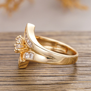 Anillo de Diamantes A194 en Oro Amarillo, Corte Brillante Redondo, Diamante Natural de Compromiso para Mujer, Color G, con Piedras Laterales - Product Image 6