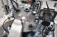 Machine automatique de haute précision pour l'assemblage de bouchons à visser et de bouchons à bec verseur pour assaisonnements