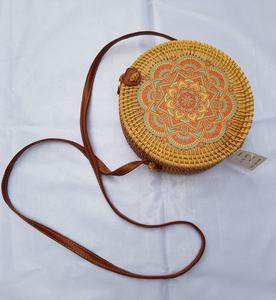 Bolso Bandolera Redondo de Ratán Hecho a Mano con Diseño de Mandala Impreso, Dos Correas de Perlas, Moda de Primavera Verano para Mujer - Product Image 1