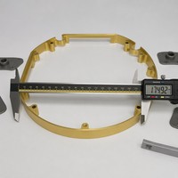 Supports de fixation filetés usinés CNC en aluminium anodisé, finition or satiné