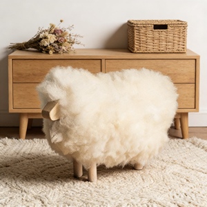Mouton décoratif artisanal haut de gamme en peau de mouton traitée KALYS, motif géométrique, style art populaire tunisien, noyau en bois, FOB Tunis, OEM - Product Image 2