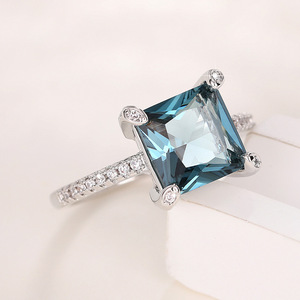 Anello con Design Quadrato a Quattro Punte, Stile Elegante per Donne - Product Image 4