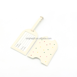Étiquette de bagage rétractable en cuir PU avec logo personnalisé imprimé en couleur et motif lettres pour les voyages et l'utilisation sur les sacs - Product Image 1