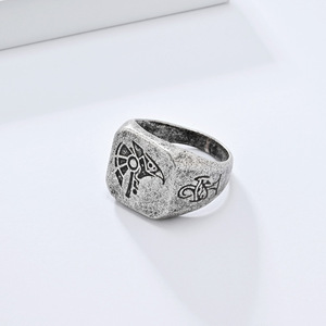 Anillo de acero de titanio con diseño de faraón egipcio Horus, dios del cielo, estilo vintage y desgastado para hombre - Joyería única y artística - Product Image 4
