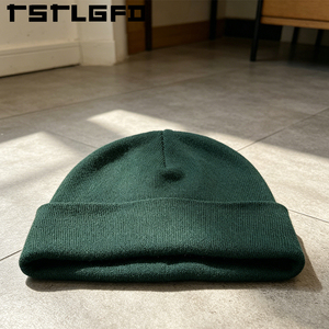 Bonnet brodé personnalisé avec logo, vente en gros, vert forêt, en tricot doux, chaud pour l'hiver, fabricant de bonnets. - Product Image 5