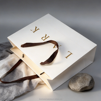 Maßgefertigte Luxus-Kunstpapier-Einkaufstasche mit Goldprägung-Logo aus Recyclingmaterialien und Bandhenkeln für Schmuckverpackungen