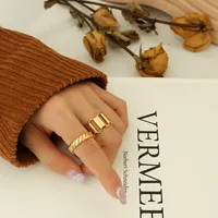 Gedrehter Croissant-Design Edelstahl Mode-Ring Polierter Vergoldeter Fingerring Schmuck für den Alltag