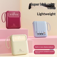 Mini batterie externe portable avec quatre câbles et grande capacité pour une charge rapide, idéale pour les voyages.