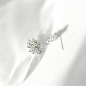 Boucles d'oreilles flocon de neige en or 14 carats avec diamants, vente en gros de bijoux fins, fabricant de bijoux, boucles d'oreilles personnalisées avec design flocon de neige, OEM ODM - Product Image 3