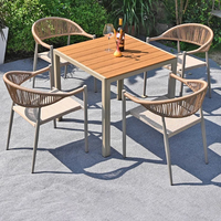 Table de terrasse confortable en aluminium pour hôtel, bord de piscine, plage, mobilier d'extérieur en rotin tressé
