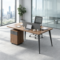 Bureau d'ordinateur moderne et professionnel pour une personne, poste de travail linéaire pour la maison ou le bureau