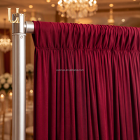 Rideau de fond de scène Uvenue bordeaux avec double draperie et cantonnière pour cérémonie, réception, fête d'anniversaire, photomaton