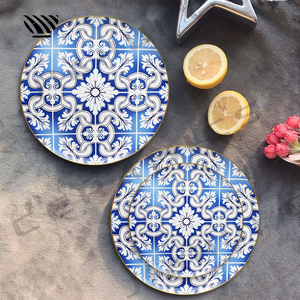 Ensemble d'assiettes à dîner en porcelaine d'inspiration européenne, motifs complexes bleu-blanc ressemblant à des carreaux avec des accents dorés - Product Image 5