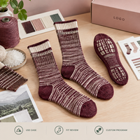 Chaussettes de sport en polyester recyclé bordeaux crème avec élasthanne et fibres écologiques, tricotées avec soin, talon et bout renforcés