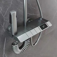 Ensemble de douche numérique moderne gris avec mitigeur monocommande, jet pluie, barre coulissante et quatre fonctions, pour projets hôteliers