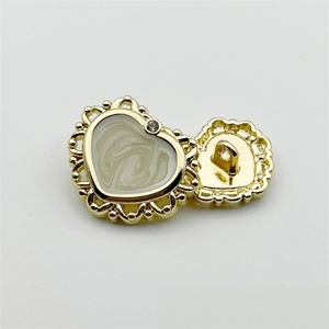 Botones de aleación en forma de corazón con decoración de perlas y diamantes de imitación, estilo vintage, botón con vástago para suéteres y prendas de punto para mujer - Product Image 6