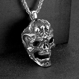 Collar con colgante de calavera para hombre de acero inoxidable, diseño hueco retro asimétrico para combinar con ropa - Product Image 1