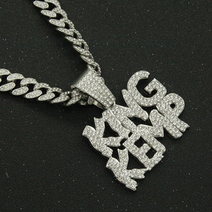 Nouveauté 2026 Colliers pour hommes avec pendentif lettre assemblée au design personnalisé et original, style Hip Hop Rap, Bijoux de mode en gros - Product Image 2