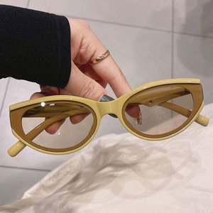 Lunettes de soleil œil-de-chat ovales petites, dégradé beige jaune vintage, avec logo personnalisé, pour femmes - Product Image 2