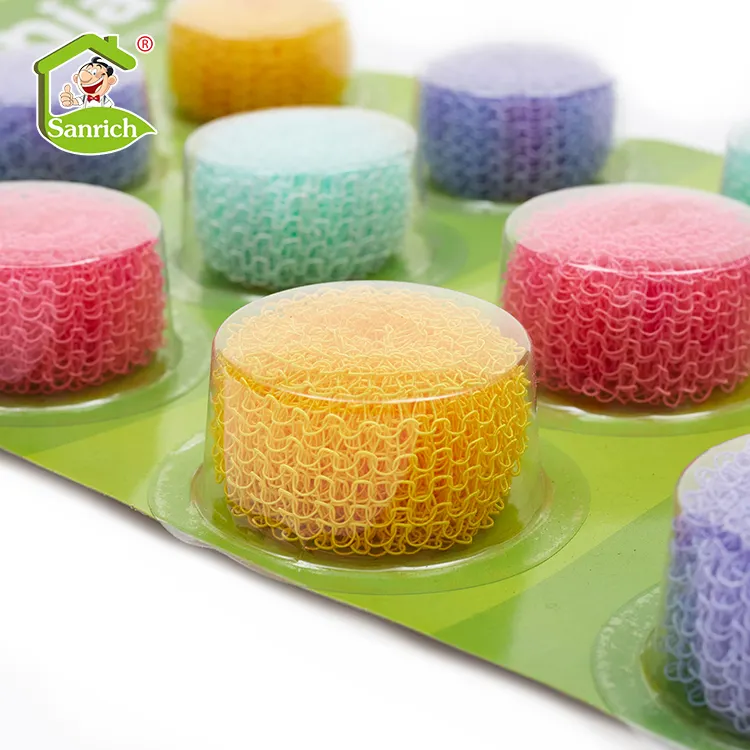 Scrubber a spirale in plastica a maglia di plastica in fibra di poliestere con raschiatore per pulizia della cucina multicolore di nuovo stile