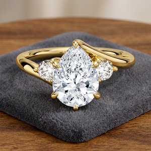 Anillo de Compromiso y Boda Clásico con Tres Piedras de Diamante Cultivado en Laboratorio con Corte Pera, Certificado por IGI, Banda Trenzada, Oro de 10K, 14K, 18K, Rodio, Plata 925, 935 - Product Image 1
