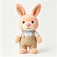 Adorable lapin en peluche, poupée en peluche, style preppy, chemise kaki, pantalon à bretelles, tenue douce, jouet en peluche de haute qualité