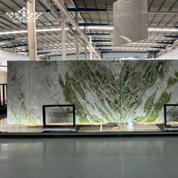 Panneau mural luxueux moderne en quartzite vert émeraude naturel poli effet cuir, grande dalle, pour intérieur, Goldtop OEM/ODM