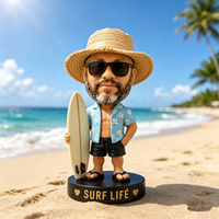 Figurine bobblehead de surfiste tropical en polyrésine faite à la main, personnalisée, avec chapeau de paille, mini planche de surf et tongs