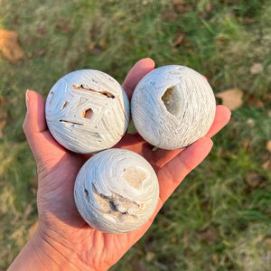 Esferas de Cristal de Ágata Mexicana Blanca Natural Pulida de 55-65 mm con Descuento de Fábrica para Decoración Feng Shui - Product Image 1