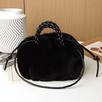 Sac à main mini seau plissé en fausse fourrure douce pour femme, avec deux poignées tressées et fermeture éclair, capacité 1-2L, design tendance