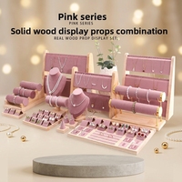 Présentoir à bijoux en velours rose de qualité supérieure, ensemble de 30+ styles variés, base en bois, accessoires de boutique, organisateur de colliers et de présentoirs de bijoux