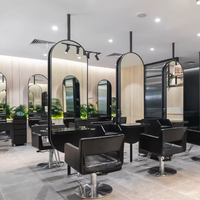Miroir de salon ovale pleine longueur avec cadre doré, argenté et noir, et bande de connexion au pilier du plafond