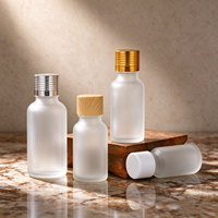 Vente en gros de flacons compte-gouttes en verre blanc mat givré de 15 ml, 20 ml, 30 ml, 50 ml, 100 ml avec des embouts compte-gouttes dorés