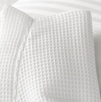 Peignoir gaufré minimaliste en coffret cadeau, avec détail de nœud chic à la taille, idéal pour les cadeaux d'anniversaire