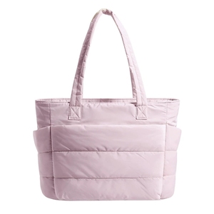 Sac fourre-tout matelassé tendance en nylon imperméable grande capacité pour femme, avec logo personnalisé et imprimé de créateur, idéal pour les voyages - Product Image 2