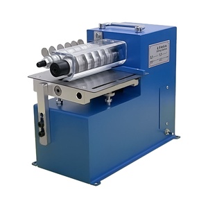 Machine automatique de découpe et de refendage de bandes de cuir pour la fabrication de ceintures et de chaussures en cuir - Product Image 1