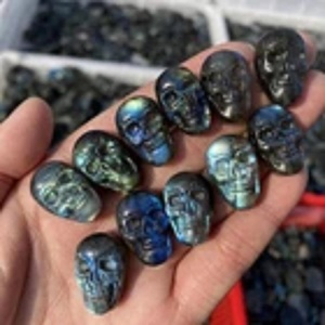 Venta al por mayor de mini calaveras de labradorita natural talladas, calaveras de cristal de labradorita azul brillante, cuentas y colgantes para joyería. - Product Image 3