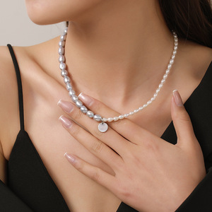 <span class=keywords><strong>Collana</strong></span> di <span class=keywords><strong>perle</strong></span> di riso barocco grigio e bianco di fascia alta da donna - Product Image 1