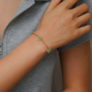สร้อยข้อมือประดับดอกไม้ลูกปัด |   สร้อยสแตนเลสสตีลชุบทอง 18K PVD |   เครื่องประดับกันน้ำและป้องกันอาการแพ้สำหรับผู้หญิงที่ทันสมัย - Product Image 4