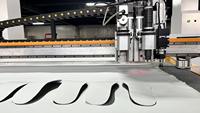 Machine de découpe CNC automatique pour la fabrication d'échantillons en carton, papier, vinyle, autocollants et panneaux KT