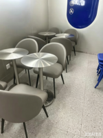 Table de café industrielle en acier inoxydable pour cafés, salons de thé, pâtisseries - Style moderne et minimaliste