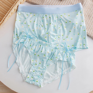 Set di Biancheria Intima Coordinata per Coppie con Motivo a Tulipani, Boxer da Uomo e Slip con Laccetti Laterali da Donna in Seta Ghiaccio, Regalo di San Valentino - Product Image 2