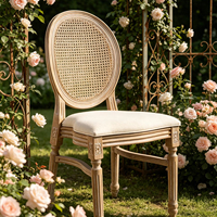 Vente en gros Chaise Louis en résine pour mariage, dossier ovale, design cannage, finition imitation bois, pour événements hôteliers