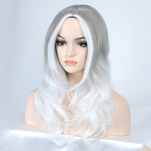Venta al por mayor del fabricante: Peluca completa de cabello largo rizado con raya en medio para <span class=keywords><strong>mujer</strong></span>, color <span class=keywords><strong>gris</strong></span> <span class=keywords><strong>ceniza</strong></span> con bloques de color, grandes ondas, sintética, resistente a altas temperaturas. - Product Image 2