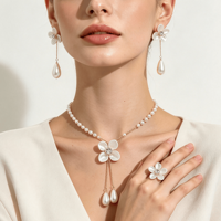 Parure de bijoux élégante artisanale avec pendentif floral en perles noires et grande chaîne trombone