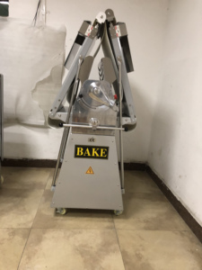 Laminoir à pâte commercial de table, manuel, en stock, au <span class=keywords><strong>meilleur</strong></span> prix pour la pâtisserie - Product Image 4